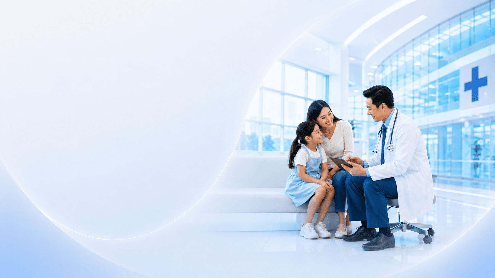 Dokter sedang berkonsultasi dengan ibu dan anak